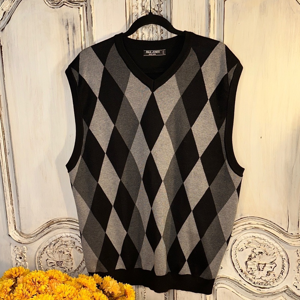 Paul Stuart Men's V-Neck Argyle Sweater Vest - Black and Gray Since 1958